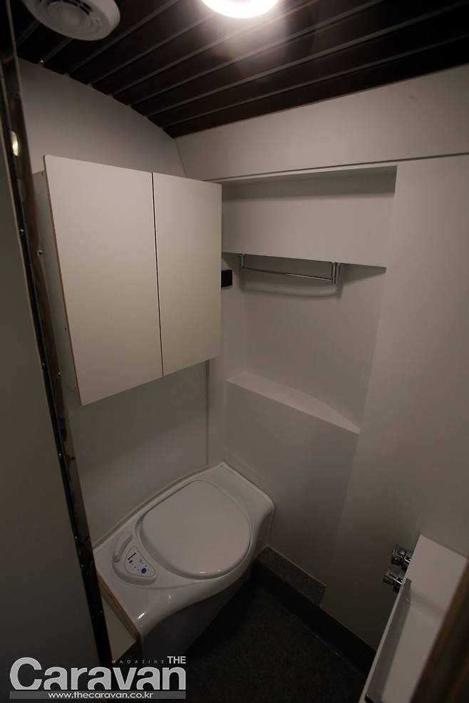 월든 오버랜드의 화장실겸 샤워실, 익스페디션은 구성이 반대 방향으로 되어있다