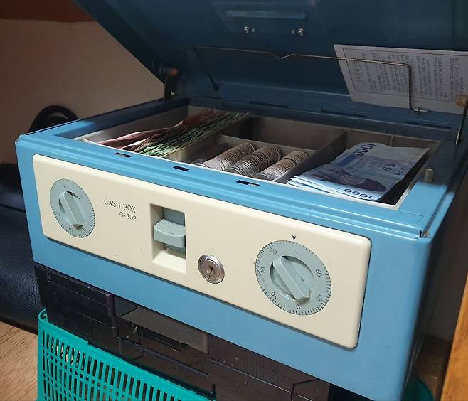 서울 서초구 양재동의 한 목욕탕에 놓인 오래된 돈통./오귀환 기자