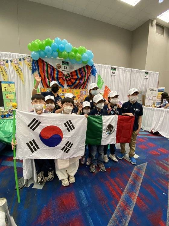 지난 20일부터 23일까지 미국에서 열린 세계 최대규모 로봇대회에 대한민국 대표로 나선 광주지역 초등학생들이 멕시코 대표들과 함께 기념사진을 찍고 있다. 사진 광주 계림초등학교