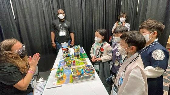 지난 20일부터 미국에서 열린 세계 최대규모 로봇대회에 출전한 광주지역 초등학생들이 대회 관계자에게 자신들의 작품을 설명하고 있다. 사진 광주 계림초등학교