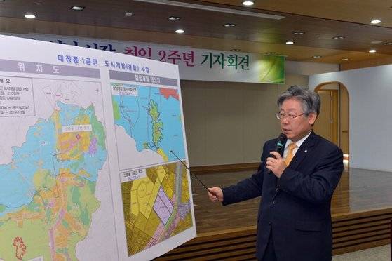 이재명 경기지사가 성남시장 시절이던 2012년 6월 시장 취임 2년 기자회견에서 대장동과 신흥동 제1공단 결합개발 계획을 발표하고 있다. [성남시청]