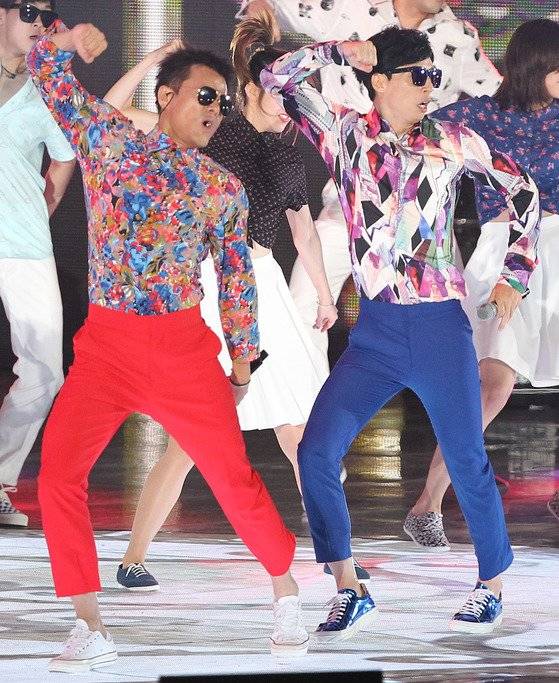 2015년 8월 '무한도전 가요제'에서 댄스팀 '게놈'으로 참가한 박진영(왼쪽)과 유재석이 '아이엠 소 섹시'를 부르면서 '보디 롤'을 선보이고 있다. [사진 MBC]