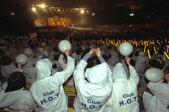 팬 챈트, 그러니까 K팝 응원법 창조자들. 1999년 4월 4일 서울 올림픽공원에서 H.O.T 팬미팅 행사에 참가한 팬 5000여명이 환호하고 있다. [중앙포토]