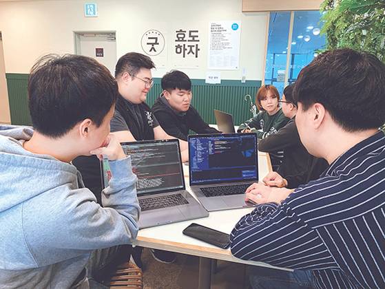 우아한형제들이 운영하는 개발자 양성 프로그램. [사진 각 사]