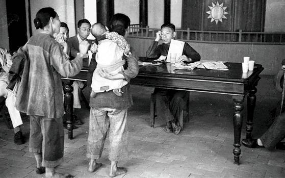 장징궈는 1주일에 하루는 민원을 청취했다. 공직자의 비행이 발견되면 직접 달려가 해결했다. 민원인 선정 책임자가 장야뤄였다. [사진 김명호]