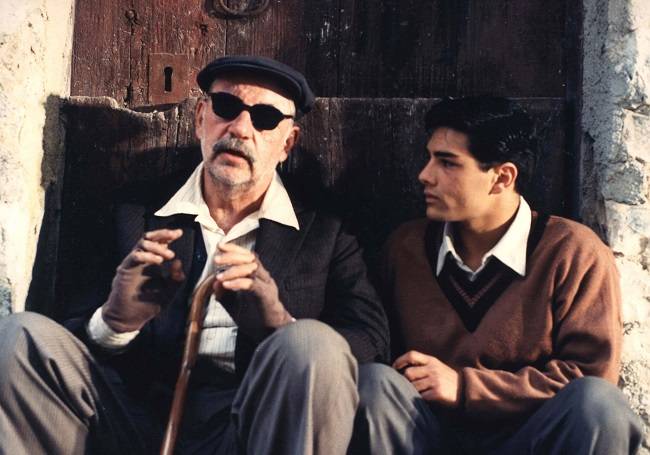 알프레도(왼쪽)는 영화관에 화재가 나며 시력을 잃는다. 과거 필름은 불에 취약했다. 그는 영화 일을 하기로 한 결정을 후회했을까.<사진 제공=왓챠>