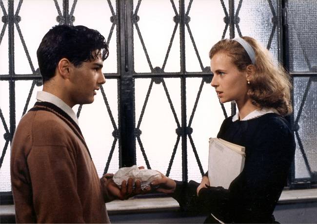 토토(왼쪽)는 엘레나를 사랑했지만, 알베르토는 이 사랑이 토토를 망칠 것이라 생각했다.<사진 제공=왓챠>