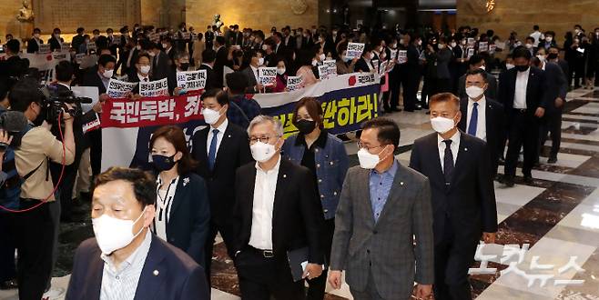 27일 서울 여의도 국회 로텐더홀에서 국민의힘 의원들이 본회의장으로 입장하는 더불어민주당 의원들을 향해 검수완박 입법독재를 반대한다는 구호를 외치고있다. 윤창원 기자