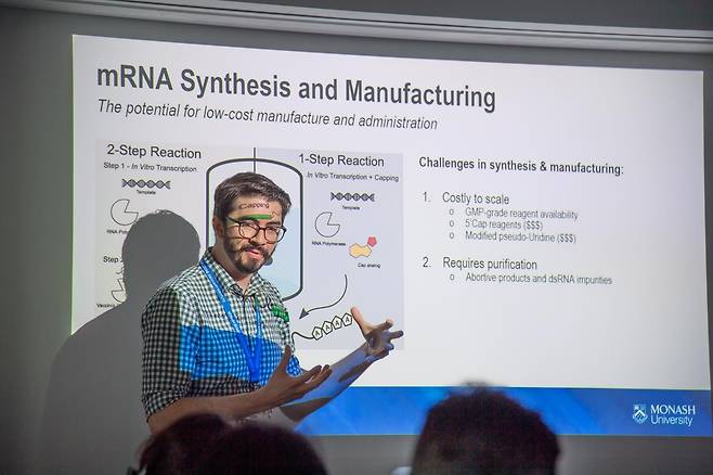 모나시대 약학연구소 연구원이 호주 첫 코로나 mRNA백신 개발 과정을 설명하고 있다 [호주 빅토리아주 제공. 재판매 및 DB 금지]