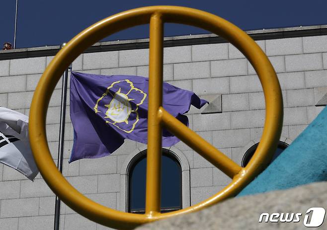 제8회 전국동시지방선거를 한달 앞둔 1일 오전 경기 과천 중앙선거관리위원회에서 투표 독려 홍보물 사이로 깃발이 바람에 흔들리고 있다. 2022.5.1/뉴스1 © News1 이동해 기자