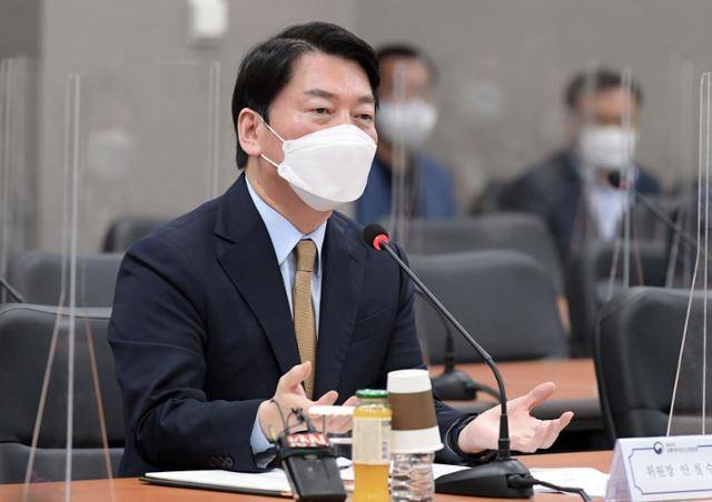 안철수 대통령직 인수위원장이 1일 경남 사천시 한국항공우주산업(KAI)에서 열린 우주항공산업 현장간담회에서 모두발언하고 있다. 사천=인수위사진기자단