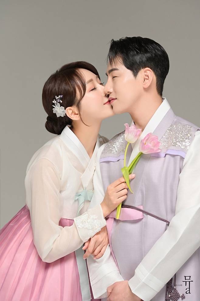 In the fourth week of April, singers Han Young and Park Gun married.In addition, actor Gong Hyo-jin and singer Kevin O, who announced the birth of another older couple, were reexamined.On the first day, news of the devotion of Gong Hyo-jin and Kevin O. Gong Hyo-jin was born in 1980 and Kevin O was born in 1990.Earlier, Gong Hyo-jin received a bouquet at the wedding of his best actor Son Ye-jin, the day before the news of his devotion was announced.The two men were also rumored to be married.I did not have a specific schedule for marriage, said a Gong Hyo-jin management forest official. I will let you know if good news is heard.After the news of the romance between Gong Hyo-jin and Kevin O was announced, there was a story among fans that they predicted the relationship between the two.Earlier, Gong Hyo-jin posted a picture of Kevin O on his instagram in the past and quickly deleted it.Kevino expressed his position on the fact of his devotion to Gong Hyo-jin through his fan cafe.I am meeting a wonderful person and having a pretty love, he said. I hope you will be embarrassed, but please watch with good heart.I will be back soon with better music and appearance. Meanwhile, Kevin is a winner of Mnet audition program Superstar K 7 and released singles Lovers and How Two Children.Since then, JTBC has formed a band after-moon through Super Band.Gong Hyo-jin made his debut in 1999 with the film The Second Story of Girls Ghosts.Since then, he has appeared in dramas such as Pasta, Best Love, The Sun of the Lord, Its okay, its love, Producer, Avatar of jealousy.In 2019, he received the KBS Acting Grand Prize for KBS drama Around the Time of Camellia Flowers.Following the birth of the older and younger star couple, a couple who had signed up for a hundred years also appeared: Park Gun and Han Young couple.Park Gun was born in 1986 and Han Young was born in 1978. The age difference between the two is 8 years old.The two held a private wedding ceremony in Seoul on the 26th, and the celebration was performed by singer Jin Sung and Kim Jong Min of the group Koyotae.Park Gun and Han Young, who met at SBS FiL entertainment program Do you reveal your daily life.In February, he officially recognized his devotion, and then announced his marriage at a high speed on July 7, surprising the public.Park Gun and Han Young shared their feelings with their fans through their Instagram.Park Gun said, I have grown a pretty love with Han Young who was holding and comforting me next to me.Han Young said, I met my colleagues and encouraged, comforted and loved each other for a hard and sick time. I now want to be a family and save and protect each other.I will live well with this good and right person who will lean on each other and share it with each other. They have since appeared on the SBS entertainment program Ugly Our Little and MBC entertainment program We are a family to directly inform the love story between the two.Meanwhile, Park Gun made his debut in 2019 with Han Zan-hae.Since then, SBS entertainment program Trossin has emerged 2-Last Chance has become popular as a singer from Special Warrior.Currently, he has appeared on Channel A Steel Unit and has solidified his position.iMBC  Photo iMBC DB  Photo Source Instagram, Thinking Entertainment