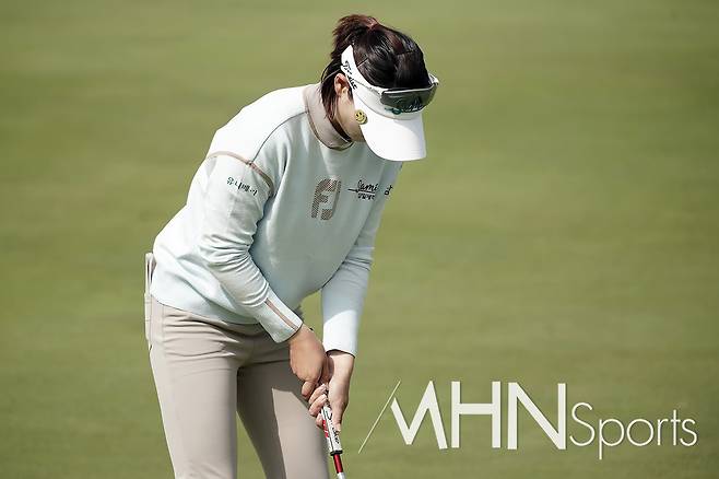박결이 지난 달 28일 열린 크리스 F&C KLPGA 챔피언십 1라운드에서 역그립으로 퍼트를 시도하고 있다.(MHN스포츠 포천, 박태성 기자)