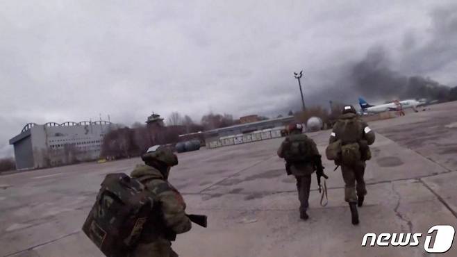3월12일 (현지시간) 우크라이나를 침공한 러시아 공수부대원들이 비행기를 공격하기 위해 달려 가고 있다. © 로이터=뉴스1 © News1 우동명 기자
