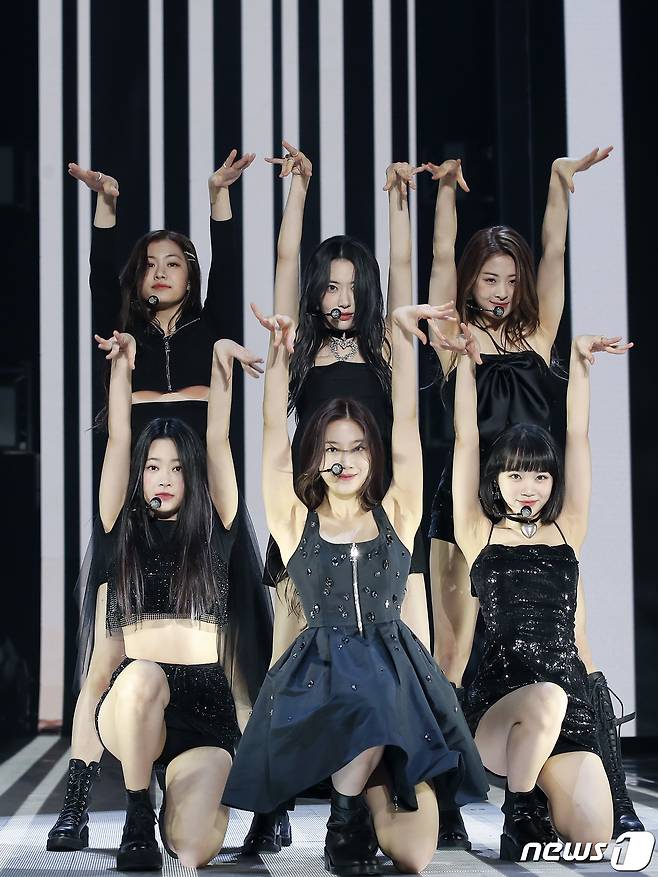 하이브 최초 걸그룹 르세라핌(LE SSERAFIM) 홍은채, 김채원, 카츠하, 김가람, 허윤진, 사쿠라가 2일 서울 중구 장충체육관에서 열린 데뷔 앨범 ‘FEARLESS’ 미디어 쇼케이스에서 타이틀 곡을 선보이고 있다. 2022.5.2/뉴스1 © News1 권현진 기자