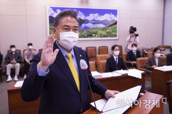 박진 외교부 장관 후보자가 2일 국회에서 열린 인사청문회에 출석, 증인선서를 하고 있다. /사진=아시아경제