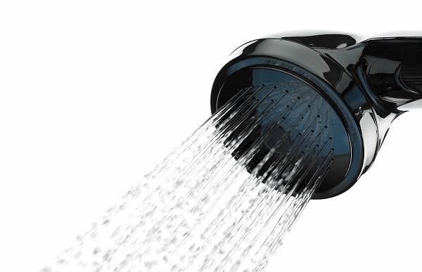 샤워할 때 눈을 감은 채 따뜻한 물을 뿌리고 이후 손바닥으로 꾹 눌러주는 것이 안구건조증 완화에 효과적이다./사진=클립아트코리아