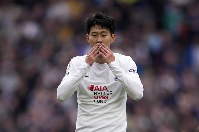 손 키스하는 손흥민. [AP=연합뉴스]