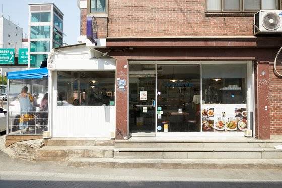 더베이커스테이블은 독일인 셰프가 운영하는 독일 음식점으로 다양한 빵과 독일 사람들이 주로 먹는 요리를 맛볼 수 있다.