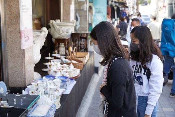 앤틱 가구 거리에서 진열된 물건을 살펴보는 소중 학생기자단.