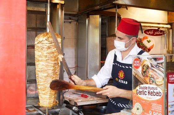 케밥을 주문하자 80㎝에 이르는 긴 칼로 고기가 익은 부위를 얇게 썰어내는 모습이 인상적이다.