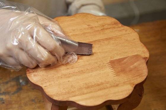 5. 물감이 마르면 사포질을 해서 소반 표면을 매끈하게 다듬는다. 마음에 드는 색이 나올 때까지 채색과 사포질을 반복한다.