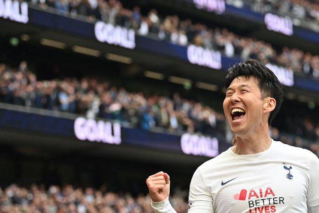 잉글랜드 프리미어리그 토트넘 홋스퍼의 손흥민이 1일(한국시간) 영국 런던 토트넘 홋스퍼 스타디움에서 열린 레스터시티와 2021-22 EPL 35라운드에서 후반 추가골을 넣은 뒤 환호하고 있다. 손흥민은 이날 경기에서 도움 하나와 리그 18·19호골을 기록하며 차범근이 갖고 있던 한국인 유럽 한 시즌 최다 득점 기록을 갈아치웠다. 팀은 3대 1로 승리했다. /AFPBBNews=뉴스1