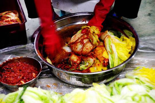 천연 설탕에 비해 단맛이 수백 배 강한 사카린은, 김치를 담글 때 발효로 인한 과숙을 피하면서도 단맛을 끌어올릴 수 있다는 점 때문에 한때 애용됐었다.  게티이미지뱅크