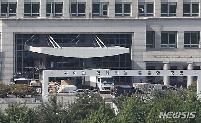 [서울=뉴시스] 권창회 기자 =1일 오후 서울 용산구 이촌역 인근에서 바라본 공사중인 국방부 일대 모습. 윤석열 대통령 당선인이 취임 후 용산 국방부 청사에 마련될 집무실로 출퇴근할 때 이 출입구를 사용할 것으로 보인다. 2022.05.01. kch0523@newsis.com