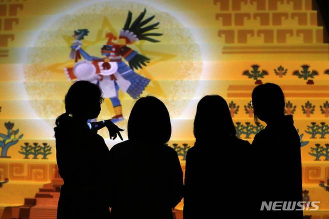 [서울=뉴시스] 박진희 기자 = 한국-멕시코 수교 60주년 기념 국립중앙박물관 특별전 '아스테카-태양을 움직인 사람들' 언론공개회가 열린 2일 서울 용산구 박물관 상설전시관에 아스테카의 신성한 제의가 열렸던 대신전 모형 '템플로 마요르'가 전시되어 있다. 전시는 오는 8월 28일까지. 2022.05.02. pak7130@newsis.com