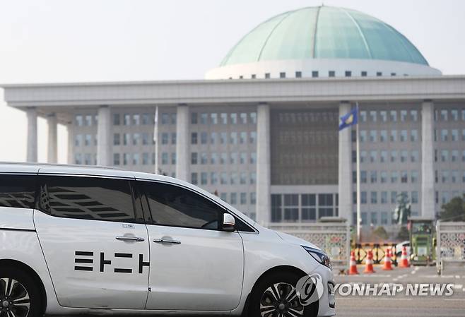 2020년 3월 '타다 금지법'을 통과시킨 국회 앞으로 타다 차량이 지나는 모습 [연합뉴스 자료사진]