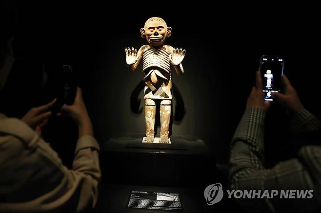 국립중앙박물관 특별전 '아스테카, 태양을 움직인 사람들' (서울=연합뉴스) 진연수 기자 = 2일 서울 용산구 국립중앙박물관에서 열린 특별전 '아스테카, 태양을 움직인 사람들' 언론 공개회에 지하 세계의 신 '믹틀란테쿠틀리'가 전시돼 있다. 2022.5.2 jin90@yna.co.kr