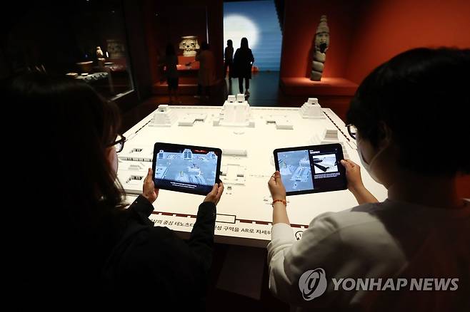 AR로 만나는 아스테카 (서울=연합뉴스) 진연수 기자 = 2일 서울 용산구 국립중앙박물관에서 열린 특별전 '아스테카, 태양을 움직인 사람들' 언론 공개회에서 참석자들이 테노츠티틀란의 신성 구역을 AR로 감상하고 있다. 2022.5.2 jin90@yna.co.kr