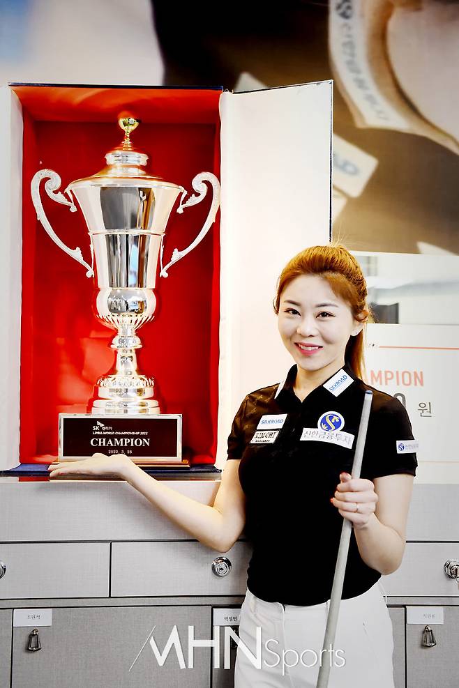 ​지난 달 27일, '당구여제' 김가영이 본지와의 인터뷰에 앞서 포즈를 취하고 있다ⓒMHN스포츠 이지숙 기자