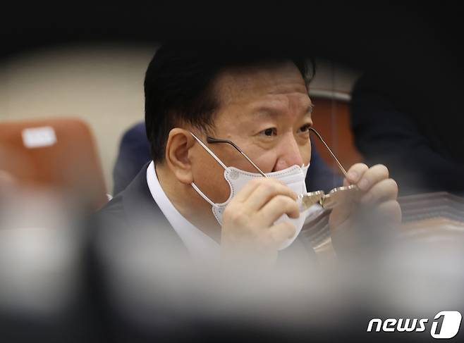 정호영 보건복지부 장관 후보자가 3일 오전 서울 여의도 국회에서 열린 보건복지위원회 인사청문회에서 자녀들의 의대 편입과 아들의 병역 논란에 대한 의원들의 질의에 답변하고 있다. (공동취재)2022.5.3/뉴스1 © News1 허경 기자