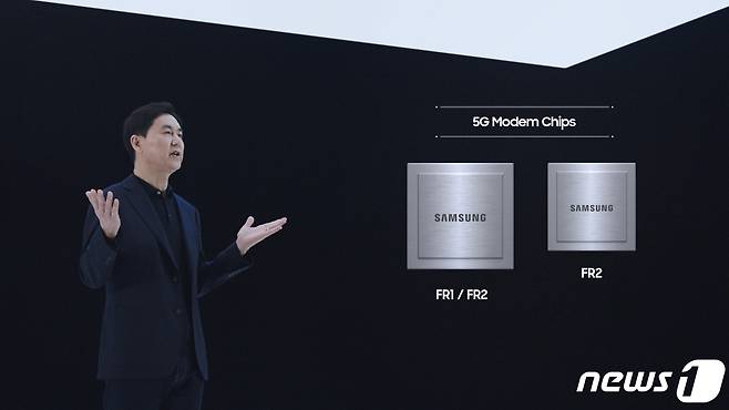 전경훈 삼성전자 네트워크사업부장(사장)이 5G 제품을 소개하고 있다.  /뉴스1 © News1 김진환 기자