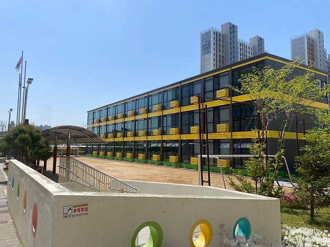 지난 5월 1일 오전 11시쯤 경기도 평택시 서재초등학교. 사진 오른편에 직육면체 건물이 모듈러 교실이다. /독자 제공