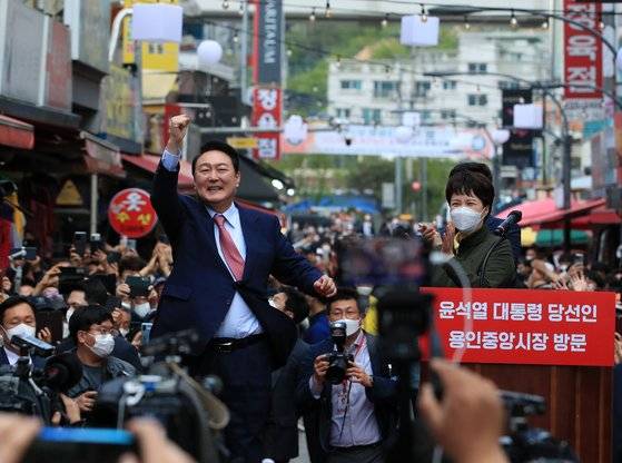 인수위사진기자단 = 윤석열 대통령 당선인이 2일 오후 경기도 용인 처인구 용인중앙시장을 찾아 감사 인사 후 어퍼컷 세리머니를 하고 있다. 연합뉴스