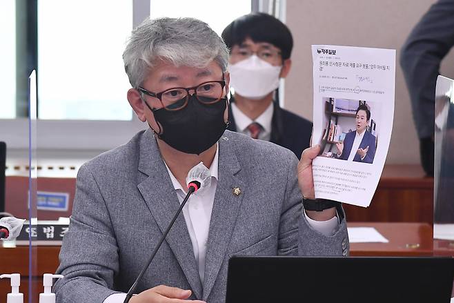 조응천 더불어민주당 의원이 25일 국회에서 열린 국토교통위원회 전체회의에서 원희룡 국토교통부 장관 후보자의 인사 청문 자료 관련 질의를 하고 있다. ⓒ연합뉴스