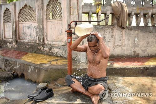 4월 30일(현지시간) 인도 암리차르에서 더위를 식히기 위해 몸에 물을 끼얹는 남성. [AFP 연합뉴스 자료사진. 재판매 및 DB 금지]
