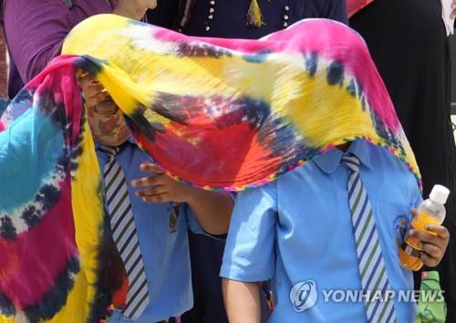 4월 21일 태양열을 피하려고 스카프로 머리를 가린 인도 프라야그라지의 학생 [AP 연합뉴스 자료사진. 재판매 및 DB 금지]