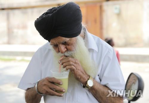 4월 29일 인도 암리차르에서 음료수를 마시며 더위를 식히는 남성. [신화 연합뉴스 자료사진. 재판매 및 DB 금지]