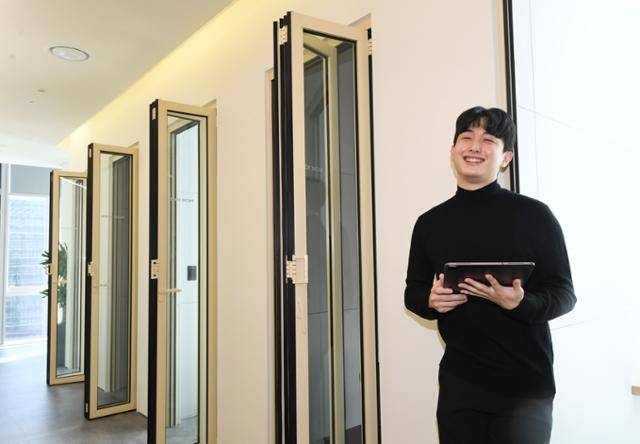 문효준 아크로스 대표의 목표는 IT를 이용해 정보와 시간의 불평등으로 투자자들이 손해를 보는 금융시장의 문제를 해결하는 것이다. 배우한 기자