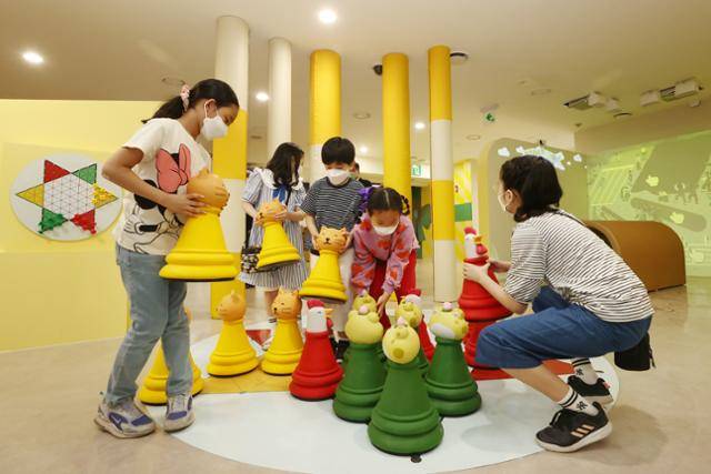 어린이날 100회를 기념한 특별전 '오늘은 어린이날, 소파 방정환의 이야기 세상'이 열리는 3일 서울 종로구 국립민속박물관 전시장에서 어린이들이 다이아몬드 게임인 '금강껨'을 체험하고 있다. 연합뉴스