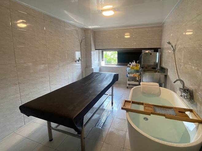 [서울=뉴시스] 욕조, 세신 베드, 샤워 시설 등이 마련된 1인 세신샵 내부. (사진='세신샵 결 화곡점' 제공) 2022.05.04. *재판매 및 DB 금지