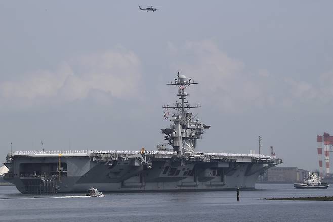 [요코스카(일본)=AP/뉴시스] 2015년 5월18일 USS 조지 워싱턴 항공모함이 일본 요코스카시 미국 해군기지를 떠나고 있다. 2015.05.18 *재판매 및 DB 금지