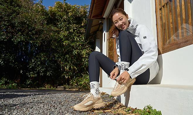 코오롱스포츠의 아웃도어용 테크 스니커즈 ‘무브’를 신고 있는 배우 공효진.