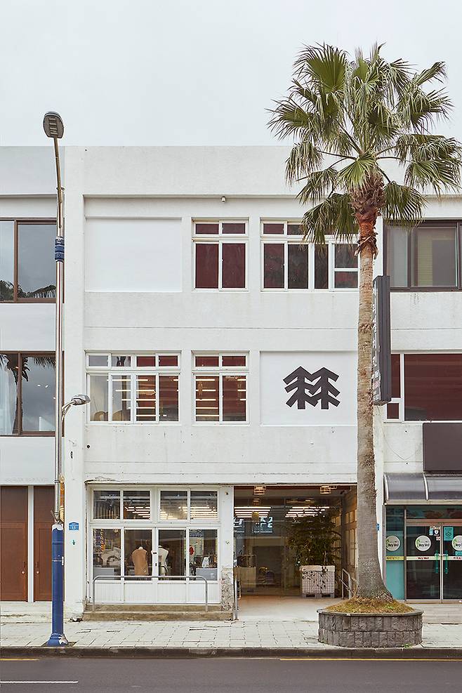 제주 탑동에 위치한 코오롱스포츠 ‘솟솟리버스’ 매장 전경.