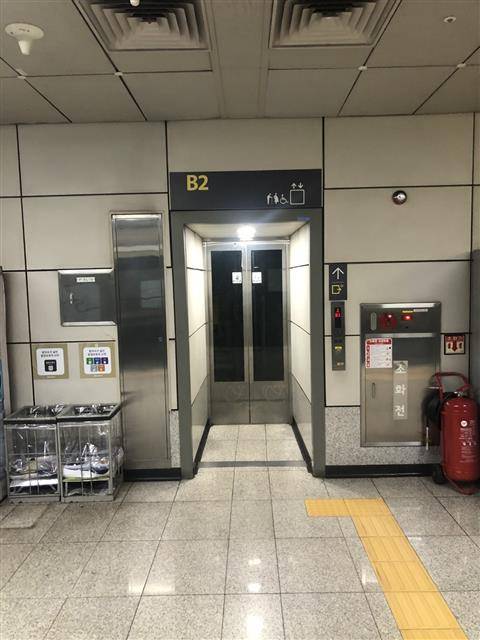 지난달 전동휠체어를 탄 장애인이 사망한 서울 지하철 9호선 양천향교역에 설치된 승강기 앞 통로. 폭이 국토교통부 규정에 50㎝가 모자란 100㎝로 조사됐다.최영권 기자