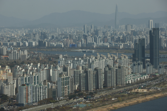 서울 63스퀘어에서 바라본 시내 아파트 모습. / 연합뉴스